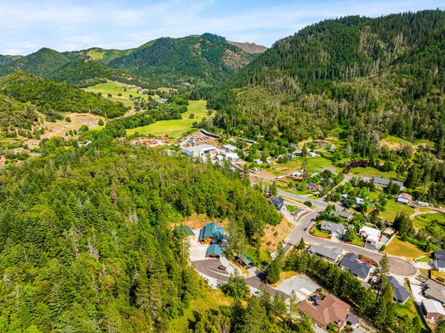 225 SE Eagle Ridge Drive, Canyonville, OR 97417