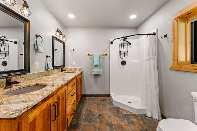 225 SE Eagle Ridge Drive, Canyonville, OR 97417