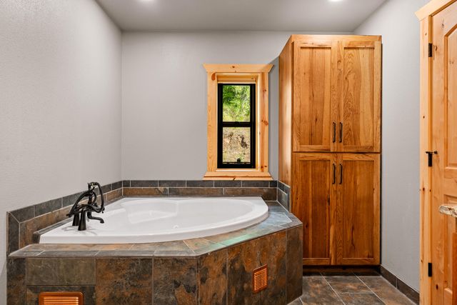 225 SE Eagle Ridge Drive, Canyonville, OR 97417