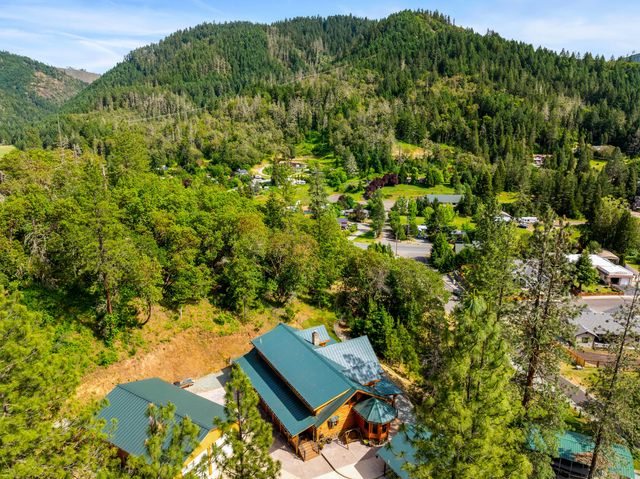 225 SE Eagle Ridge Drive, Canyonville, OR 97417