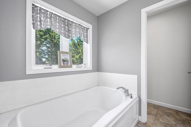 14 Grandview Ave, Fairhaven, MA 02719