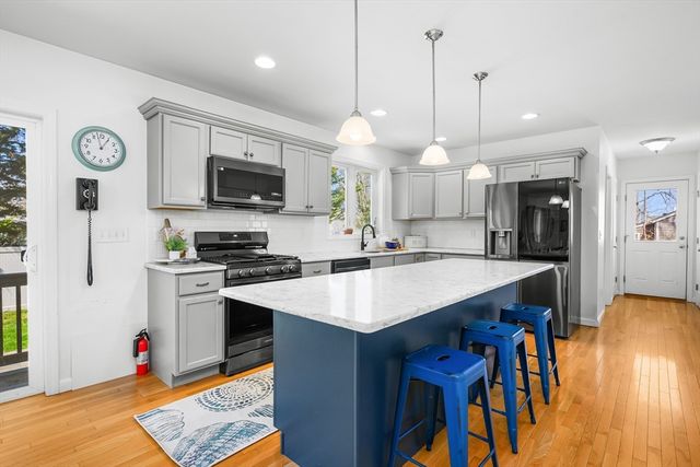14 Grandview Ave, Fairhaven, MA 02719