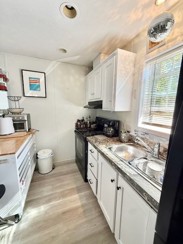 521 Forest Park, Middletown, RI 02842