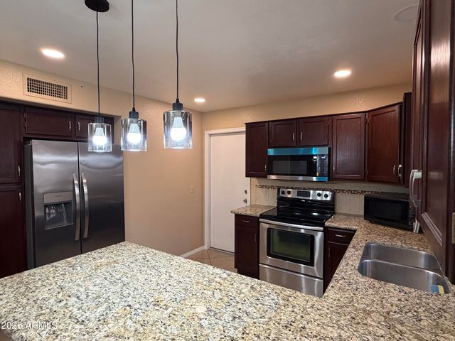 7568 W KERRY Lane, Glendale, AZ 85308