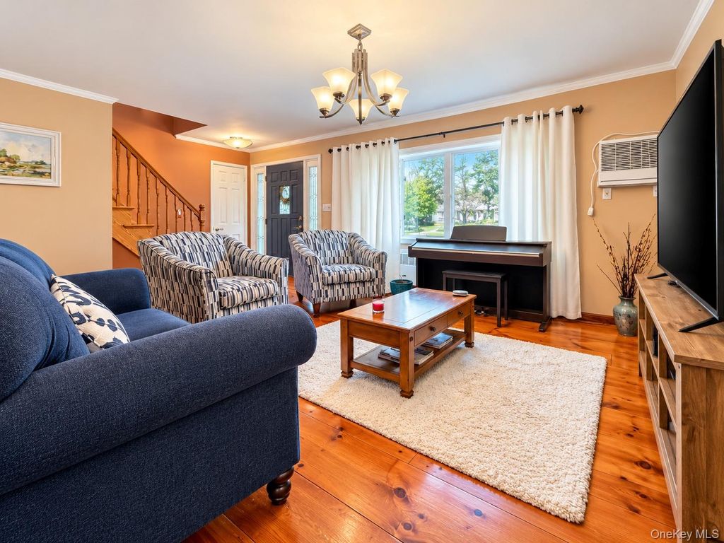 10 University Place, Glen Head, NY 11545 — photo 4