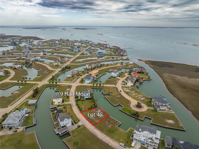 9 Half Moon, Hitchcock, TX 77563