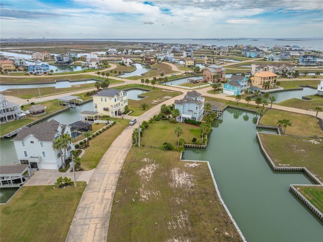 9 Half Moon, Hitchcock, TX 77563