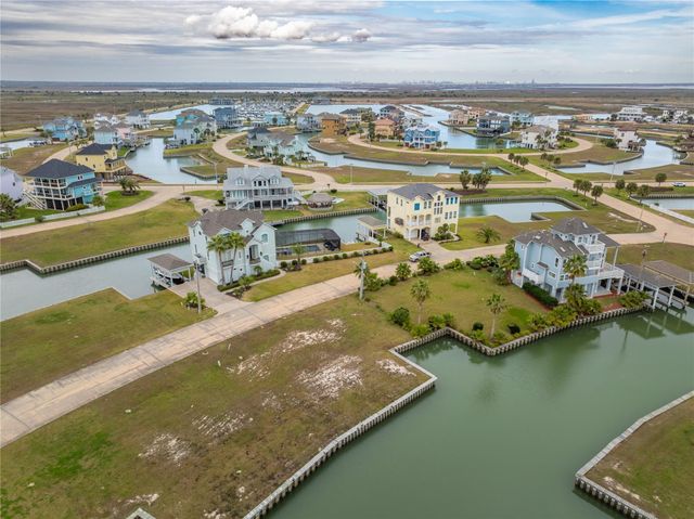 9 Half Moon, Hitchcock, TX 77563