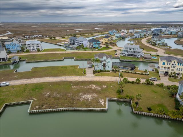 9 Half Moon, Hitchcock, TX 77563