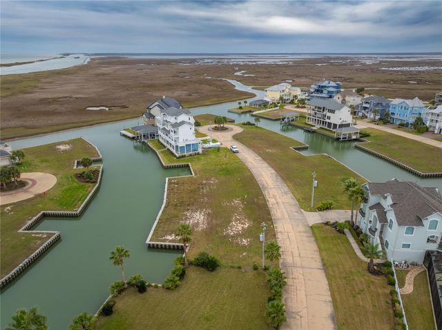 9 Half Moon, Hitchcock, TX 77563