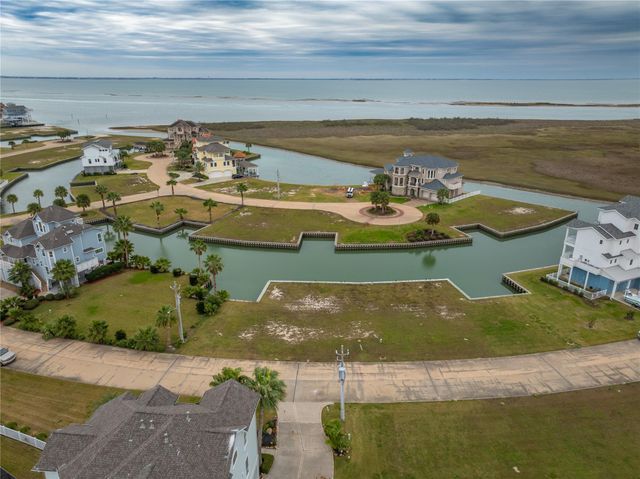 9 Half Moon, Hitchcock, TX 77563