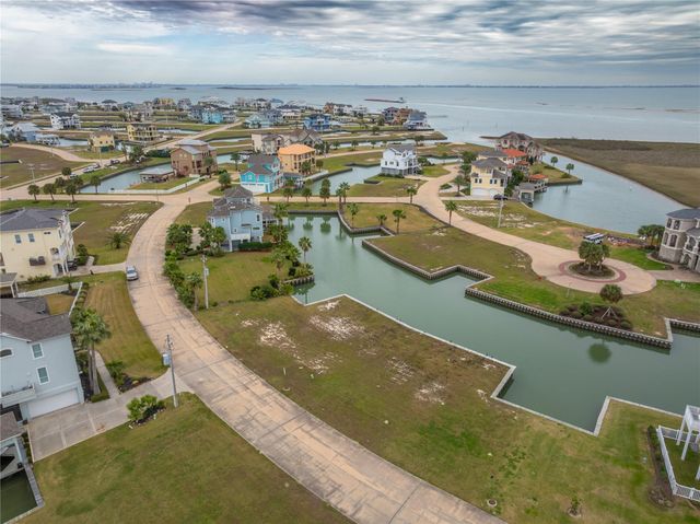 9 Half Moon, Hitchcock, TX 77563