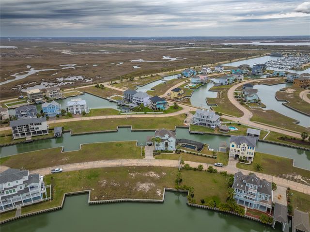 9 Half Moon, Hitchcock, TX 77563