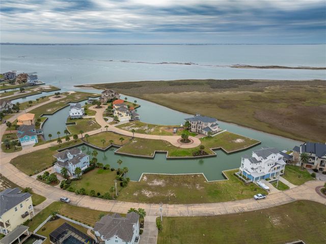 9 Half Moon, Hitchcock, TX 77563