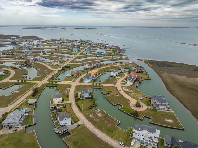 9 Half Moon, Hitchcock, TX 77563