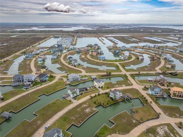 9 Half Moon, Hitchcock, TX 77563