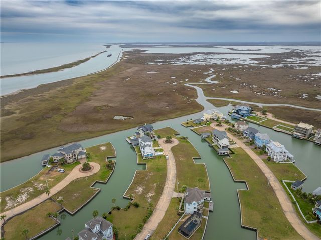 9 Half Moon, Hitchcock, TX 77563