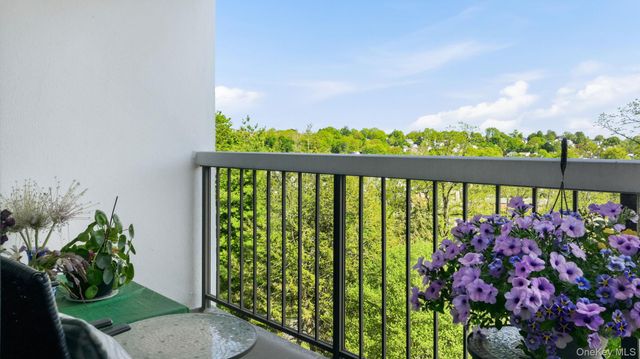 200 High Point Drive 214, Hartsdale, NY 10530