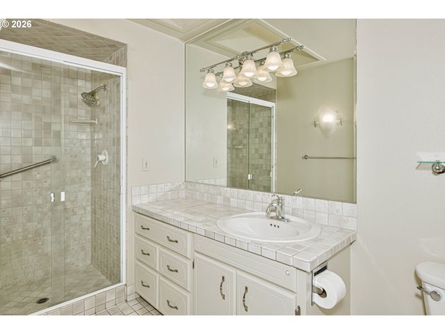 9 BRITTEN Ct, Lake Oswego, OR 97035