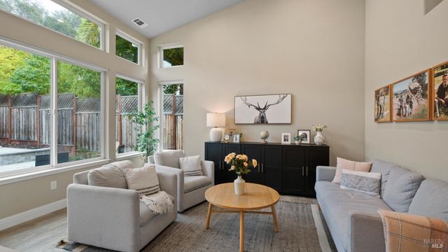 1843 Bella Vista Way, Santa Rosa, CA 95403