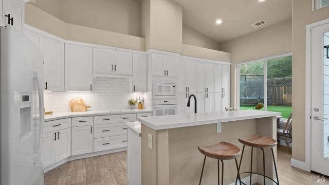 1843 Bella Vista Way, Santa Rosa, CA 95403