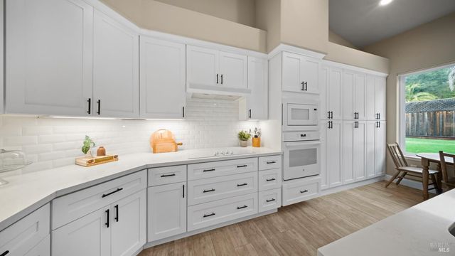 1843 Bella Vista Way, Santa Rosa, CA 95403