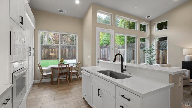 1843 Bella Vista Way, Santa Rosa, CA 95403