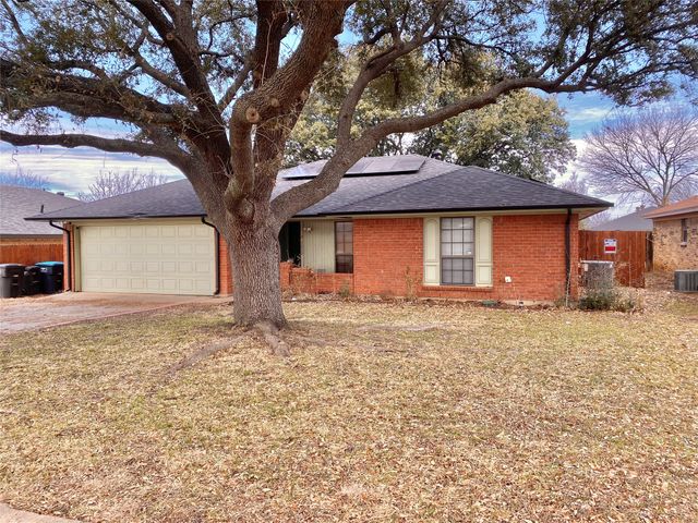 2820 Whitehurst Drive, Fort Worth, TX 76133
