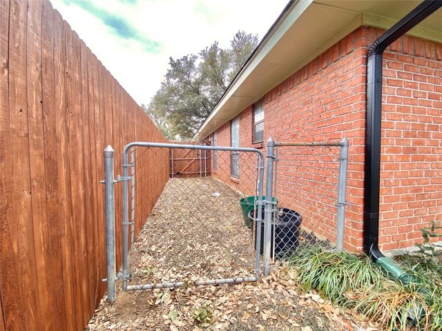 2820 Whitehurst Drive, Fort Worth, TX 76133