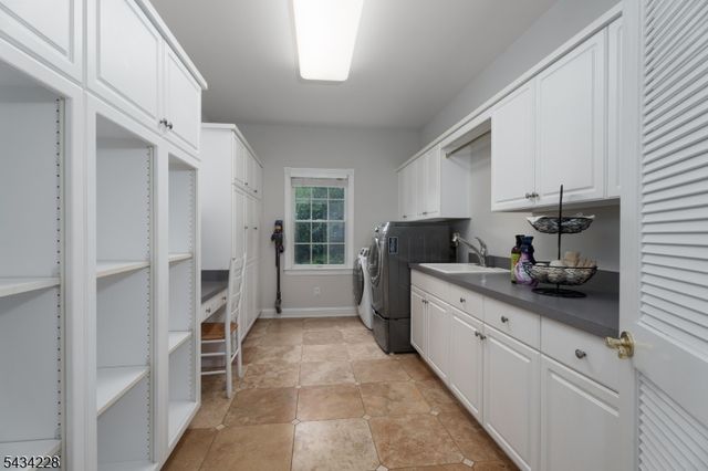 7 Silver Maple Ct, Montgomery Twp., NJ 08502