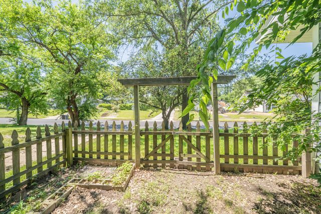 502 Davis Street S, Sulphur Springs, TX 75482
