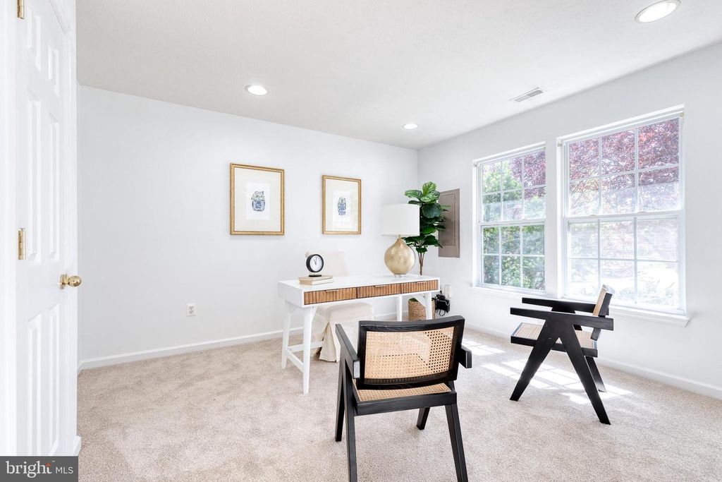 Image 5 of property listing at 5048 KEMSLEY CT, Baltimore, MD 21237