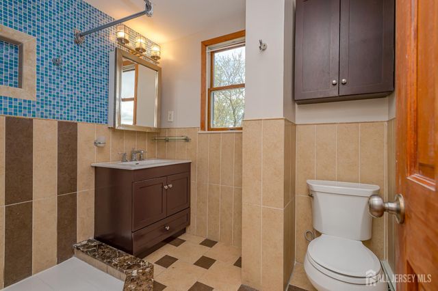 32 Lincoln Avenue, Colonia, NJ 07067