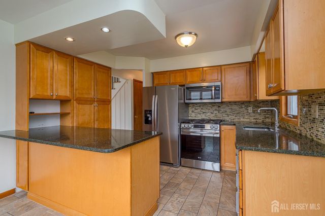 32 Lincoln Avenue, Colonia, NJ 07067