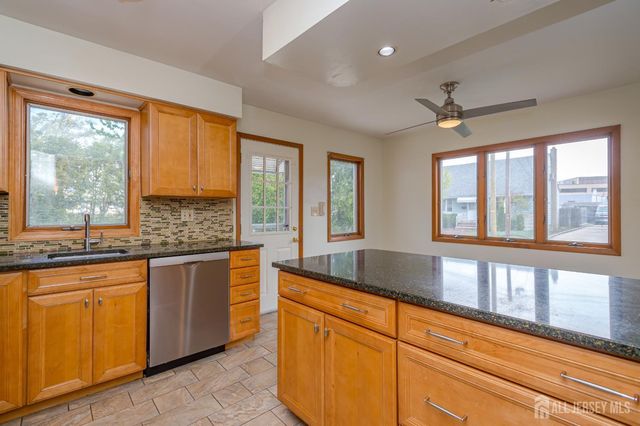 32 Lincoln Avenue, Colonia, NJ 07067