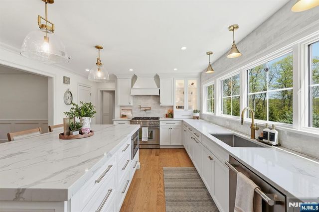 101 Tam O Shanter Drive, Mahwah, NJ 07430