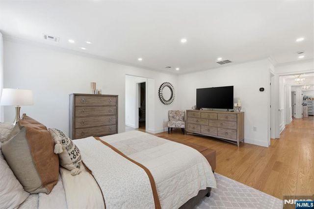 101 Tam O Shanter Drive, Mahwah, NJ 07430