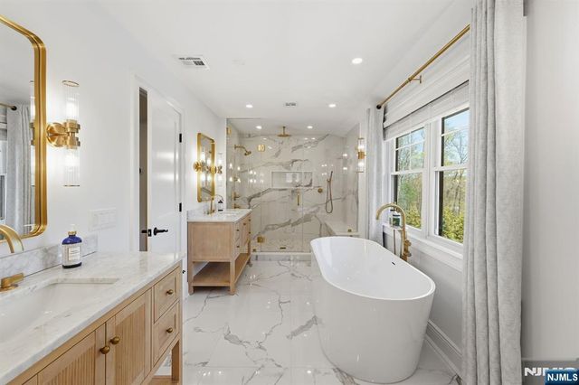 101 Tam O Shanter Drive, Mahwah, NJ 07430