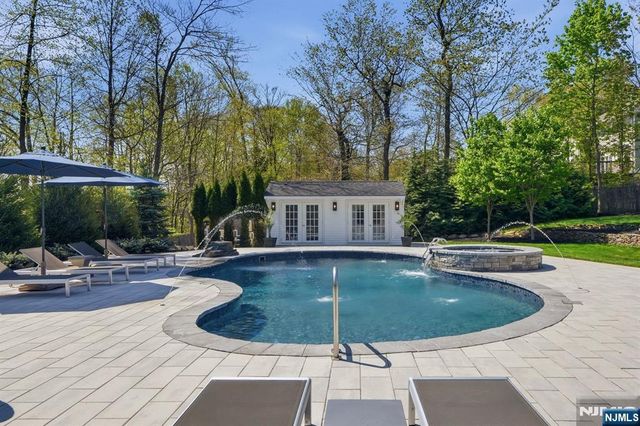 101 Tam O Shanter Drive, Mahwah, NJ 07430