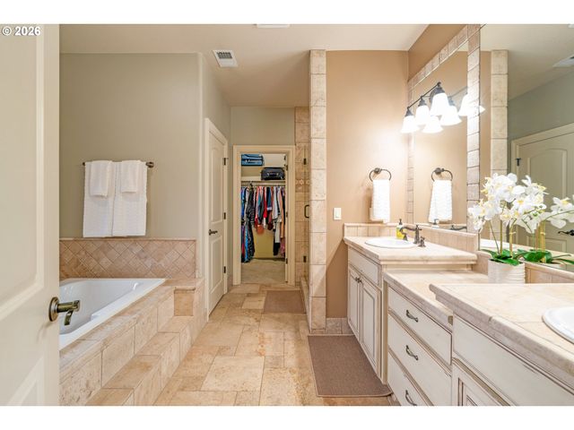 9588 Se NICHOLAS Dr, Happy Valley, OR 97086