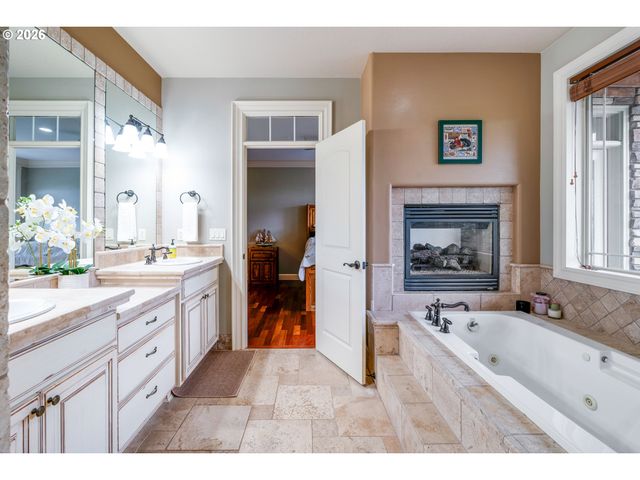 9588 Se NICHOLAS Dr, Happy Valley, OR 97086