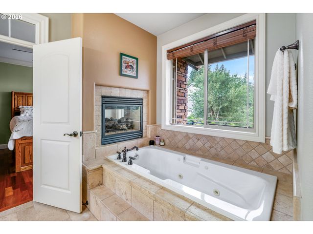 9588 Se NICHOLAS Dr, Happy Valley, OR 97086