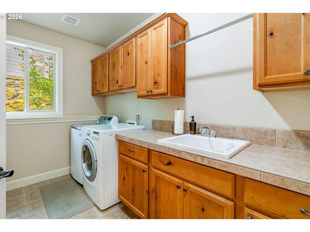 9588 Se NICHOLAS Dr, Happy Valley, OR 97086