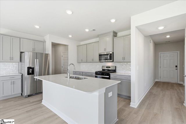923 Rising Oak Court, Spartanburg, SC 29301