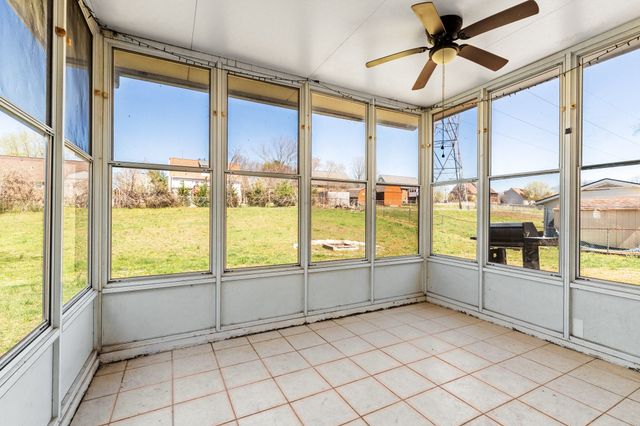 1571 Barrett Dr, Clarksville, TN 37043