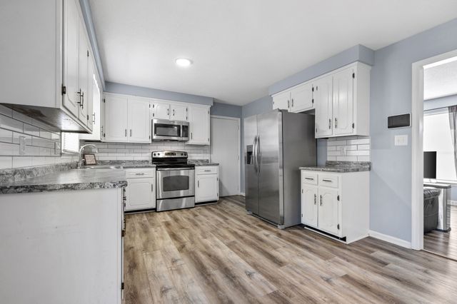 1571 Barrett Dr, Clarksville, TN 37043