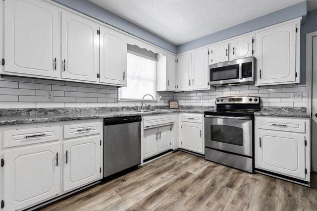 1571 Barrett Dr, Clarksville, TN 37043