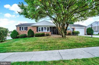 8 SPRING RIDGE DR, York, PA 17408
