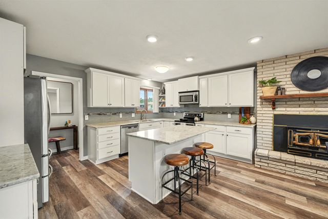 543 Crestwood Rd, Salina, KS 67401