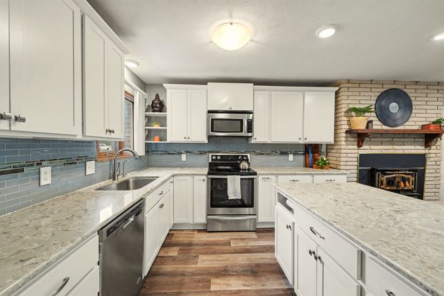 543 Crestwood Rd, Salina, KS 67401